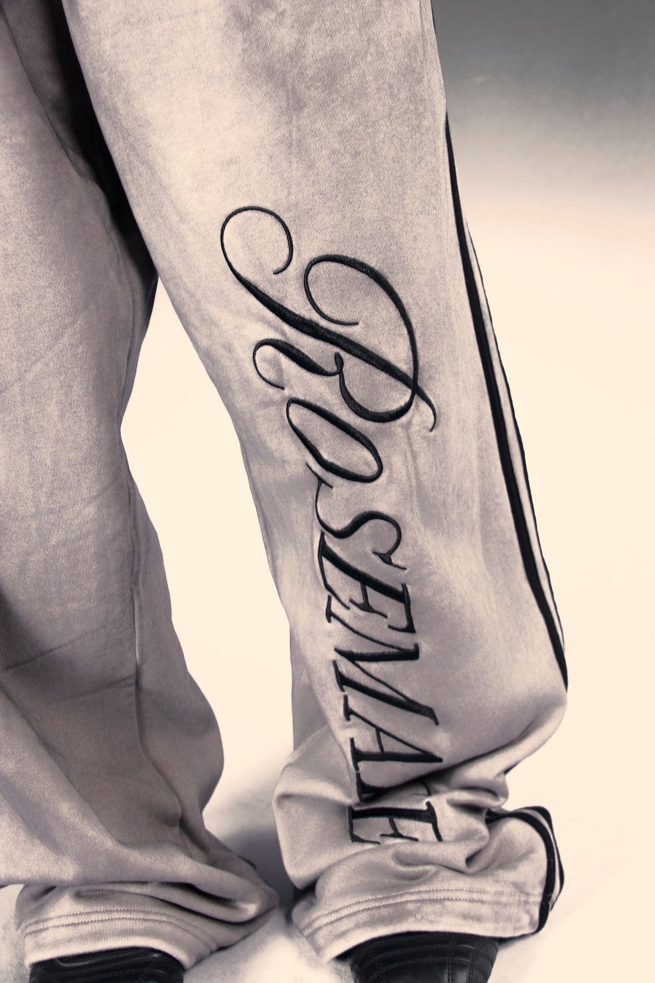 Rose Badge Sweatpants - Grey