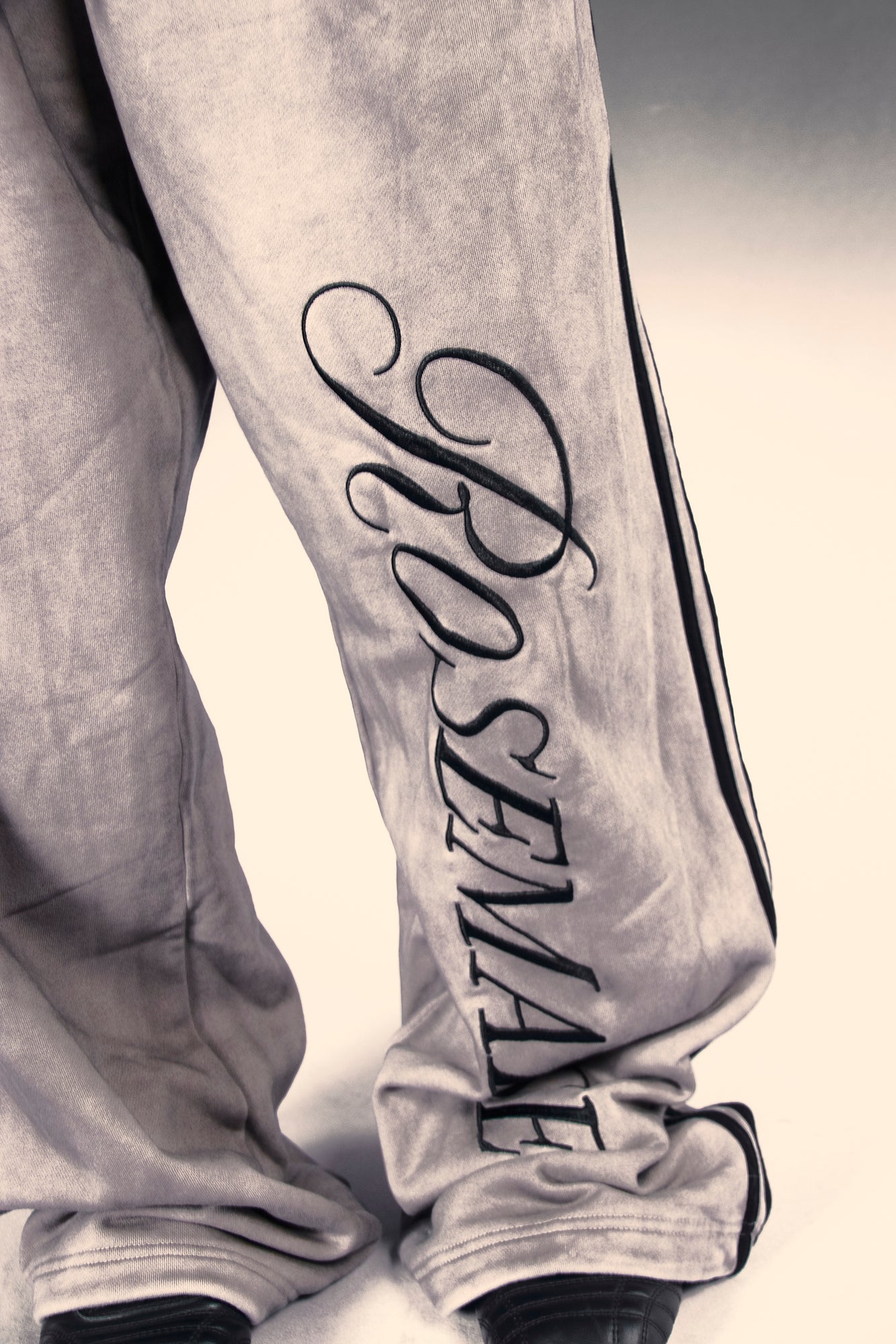 Rose Badge Sweatpants - Grey